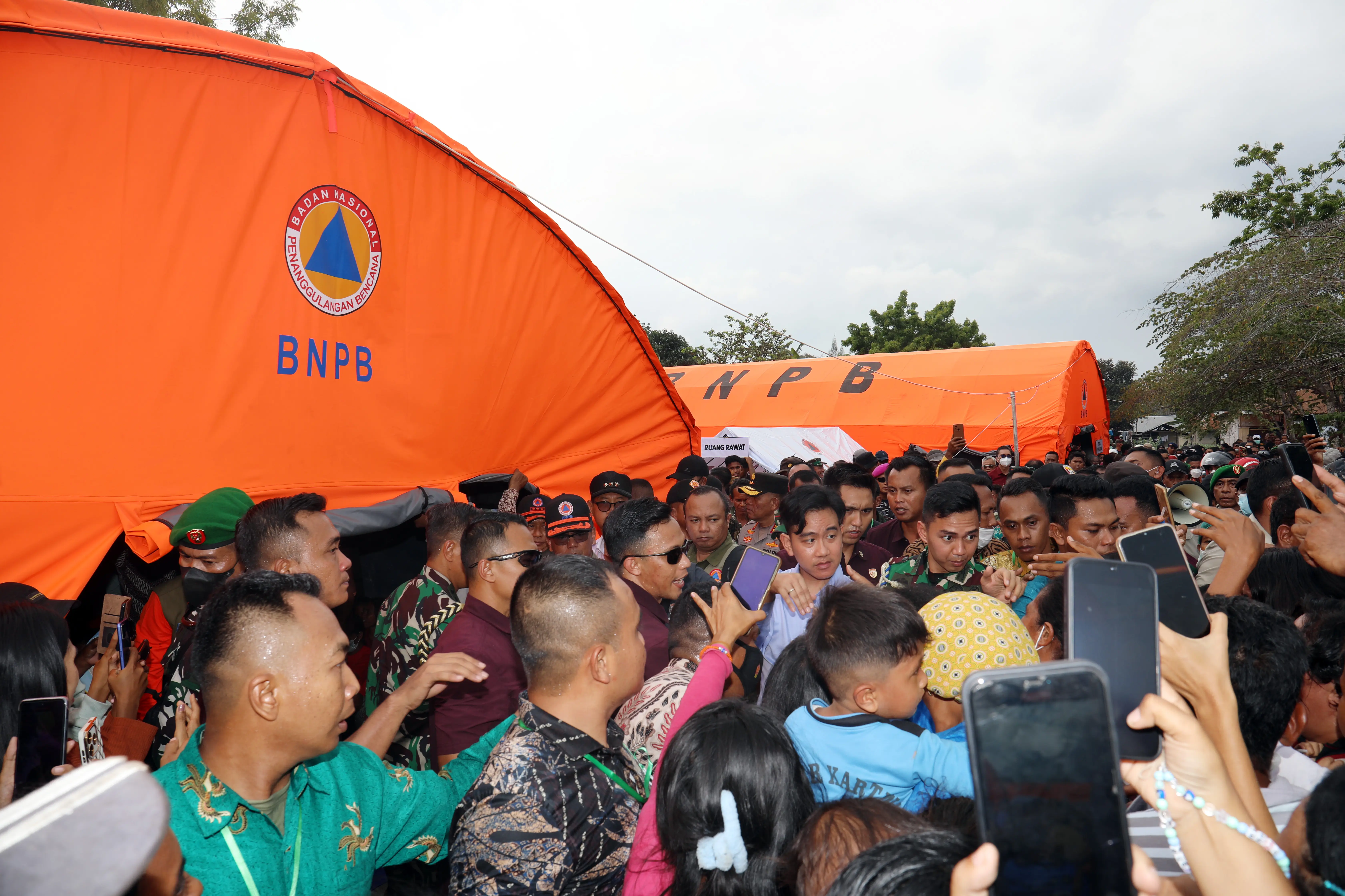 Wakil Presiden Republik Indonesia Gibran Rakabuming didampingi Panglima TNI Agus Subiyanto, dan Kepala BNPB Letjen TNI Dr. Suharyanto, S.Sos., M. saat meninjau lokasi pos pengungsian di Konga,  Kecamatan Titehena, Kabupaten Flores Timur, Nusa Tenggara Timur, pada Kamis (14/11).